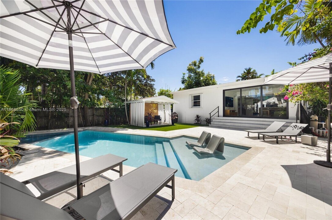 141 SW 23rd Rd in Miami, FL - Building Photo