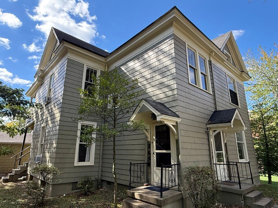 165 Edgwood St, Unit 2nd Floor in Wheeling, WV - Foto de edificio