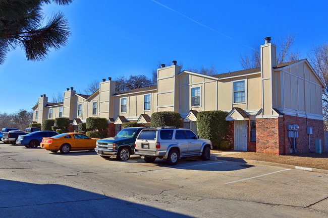 MacArthur Park Townhomes in Oklahoma City, OK - Foto de edificio - Building Photo