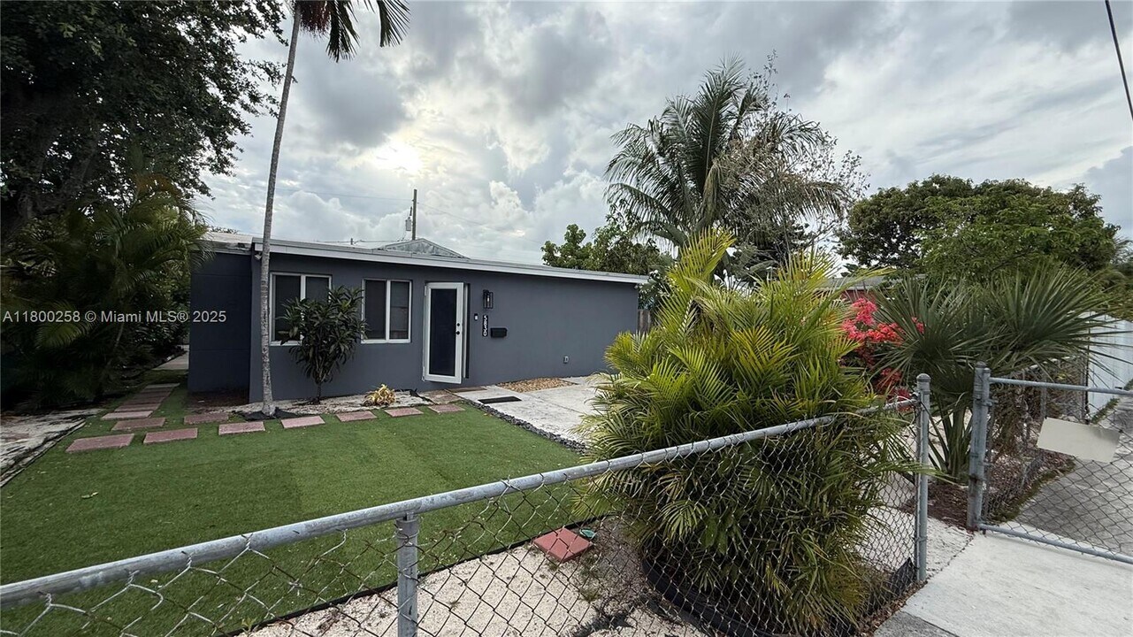 5830 NW 7th Ct in Miami, FL - Foto de edificio