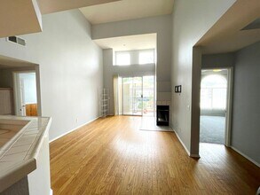 640 Camino De La Reina in San Diego, CA - Building Photo - Building Photo