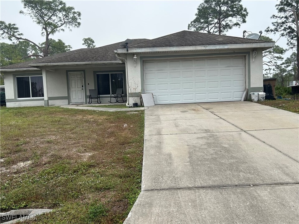 435 Norwood Ave S in Lehigh Acres, FL - Building Photo