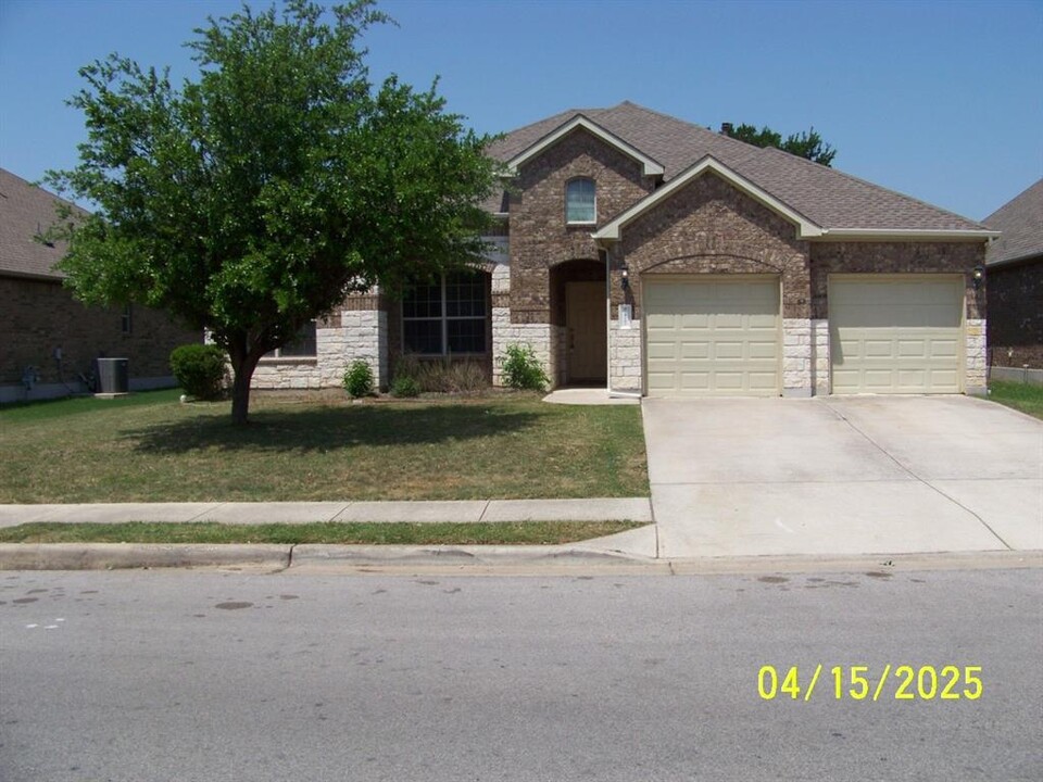 2417 Grand Lake Pkwy in Leander, TX - Foto de edificio