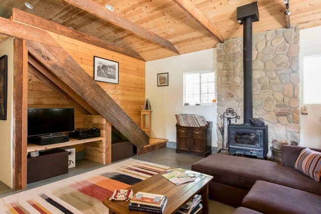 142 N La Luna Ave in Ojai, CA - Building Photo - Building Photo