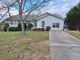 916 Chris Rd in Strawberry Plains, TN - Building Photo
