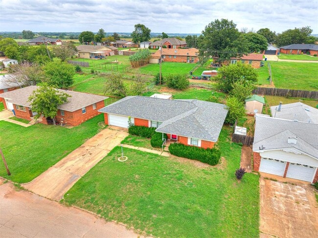 1212 Lynnwood Dr in Lindsay, OK - Building Photo - Building Photo