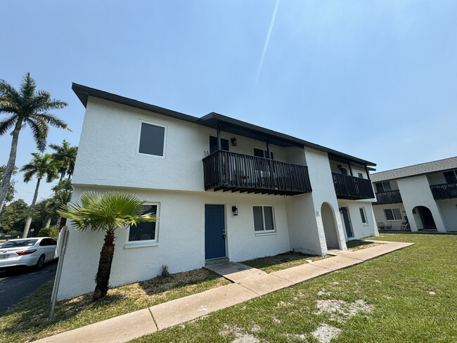 3750-3758 Lora St in Ft. Myers, FL - Foto de edificio - Building Photo