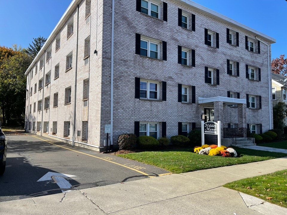 Holiday Manor in West Haven, CT - Building Photo