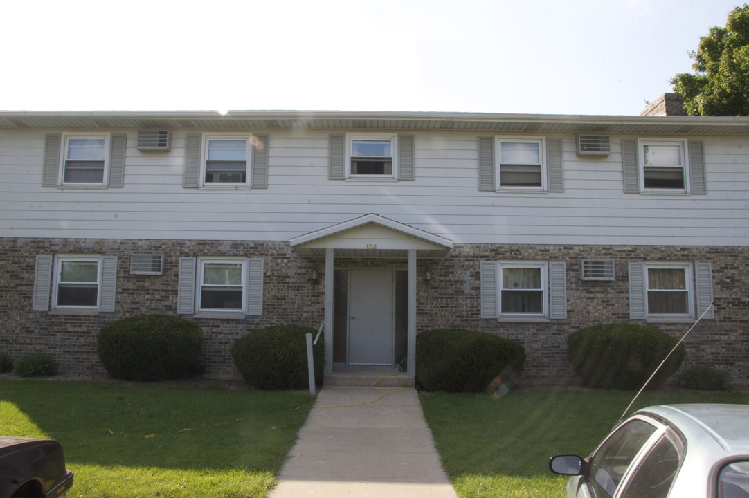 102 Waldmar Ct in Mount Horeb, WI - Foto de edificio