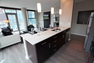 651 W Washington Blvd in Chicago, IL - Building Photo