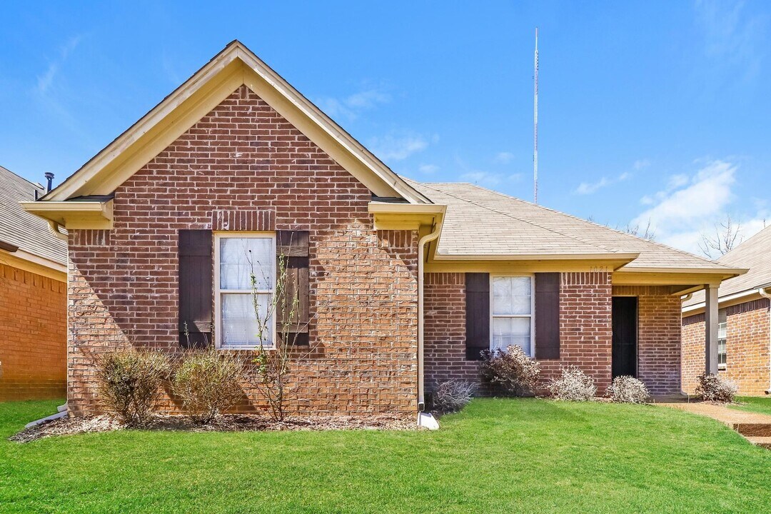 1021 Crayton Ridge Dr in Cordova, TN - Building Photo