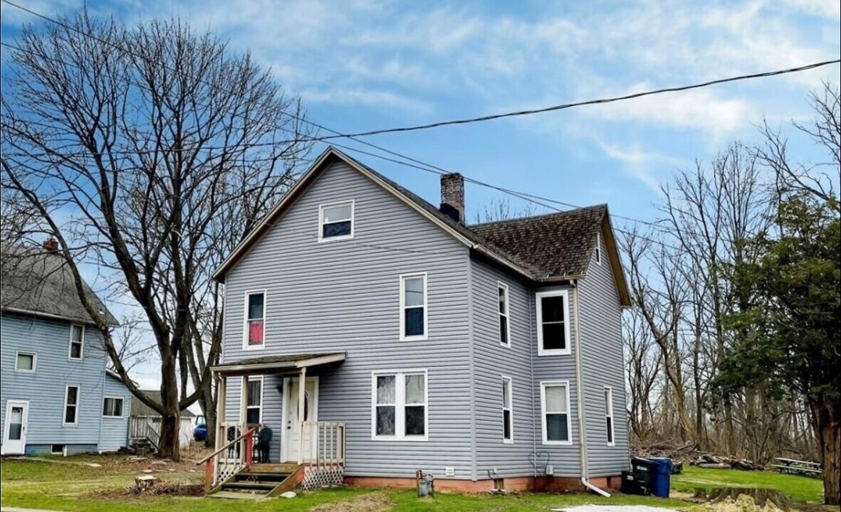 2168 Greensburg Rd in North Canton, OH - Foto de edificio