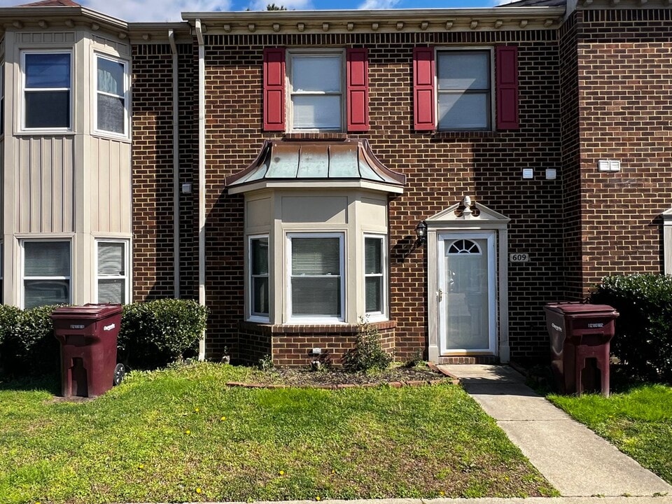 609 Creekside Ct in Chesapeake, VA - Building Photo