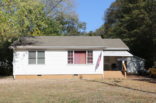 702-703 Taylor Dr SE