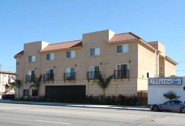 4854 Laurel Canyon Blvd in Valley Village, CA - Foto de edificio - Building Photo