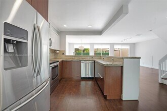 10032 NW 43rd Terrace in Doral, FL - Building Photo - Building Photo