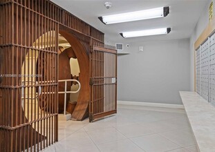 111 E Flagler St, Unit 510 in Miami, FL - Foto de edificio - Building Photo