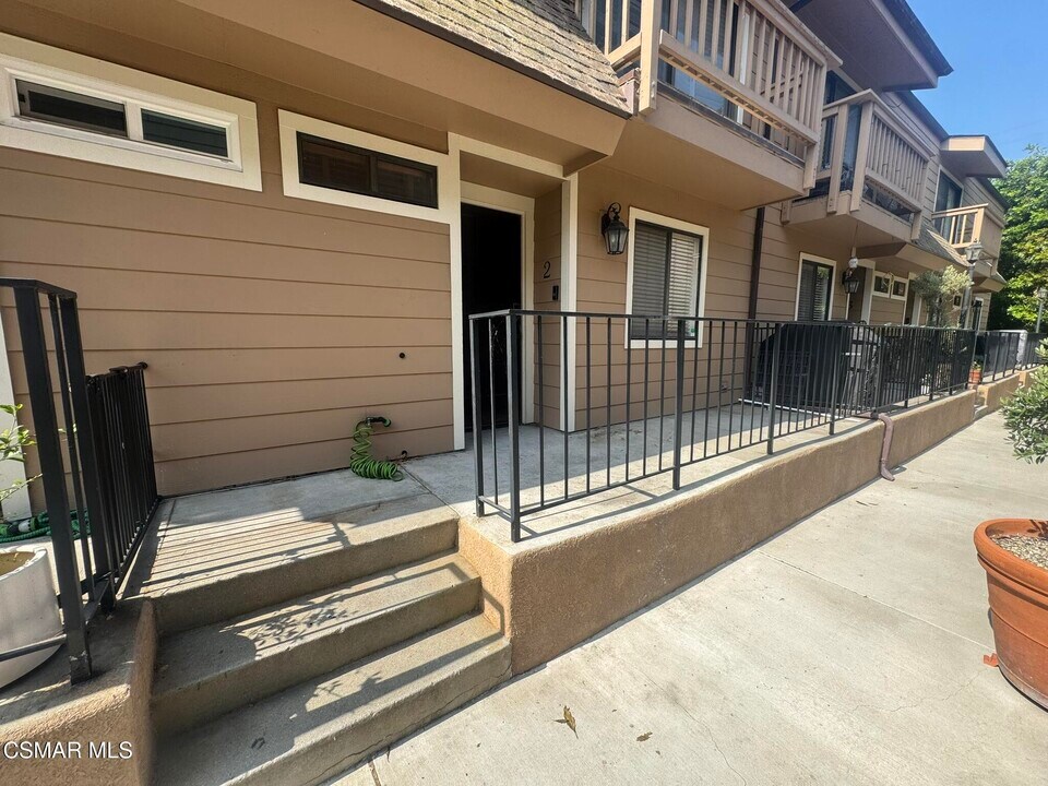 12115 Valleyheart Dr in Los Angeles, CA - Building Photo