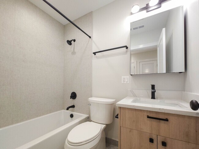 2057 W Dickens Ave, Unit 2N in Chicago, IL - Building Photo - Building Photo