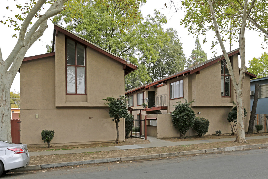 Villa Apartments in Sacramento, CA - Building Photo