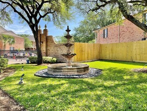 2255 Braeswood Park Dr in Houston, TX - Foto de edificio - Building Photo