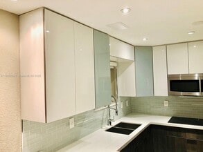 10704 NW 88th Ave in Hialeah Gardens, FL - Foto de edificio - Building Photo