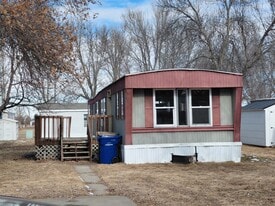 917 12th Ave NW in Watertown, SD - Building Photo