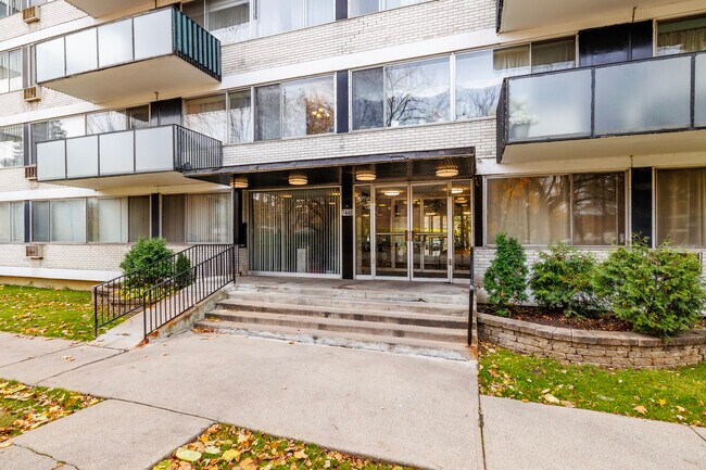 7448 Kingsley in Côte-St-Luc, QC - Building Photo - Building Photo