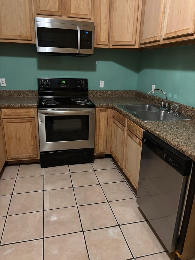 751 Brookline St SW in Atlanta, GA - Foto de edificio - Building Photo