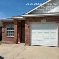 913 Walnut St in Burleson, TX - Building Photo
