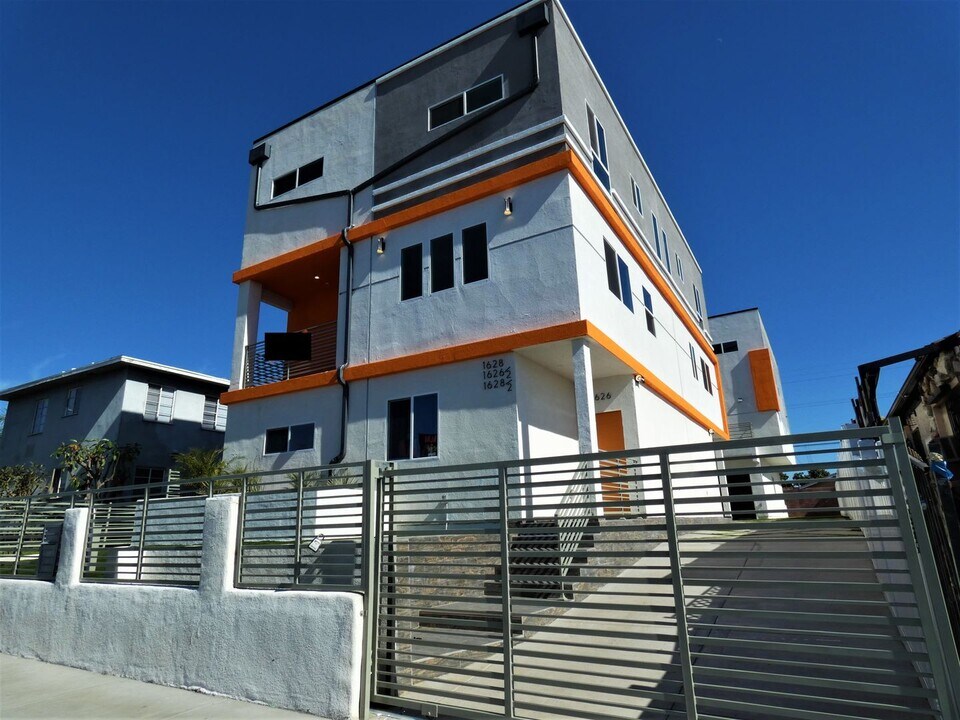 1626 S La Brea Ave in Los Angeles, CA - Building Photo