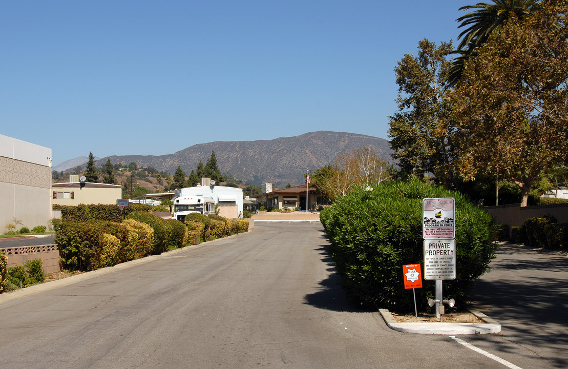 Crest Mobile Manor in Pomona, CA - Foto de edificio