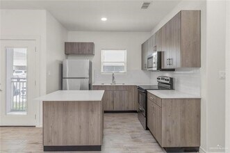 900 E Redbud Ave, Unit 16A3 in McAllen, TX - Building Photo - Building Photo