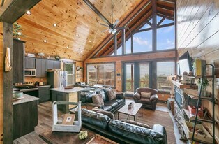 735 Picadilly Ln in Gatlinburg, TN - Building Photo