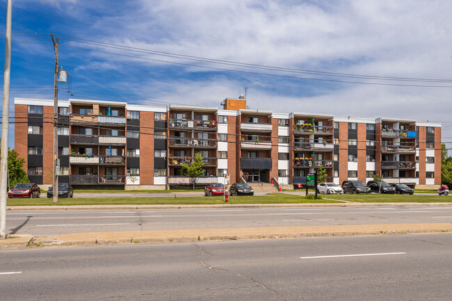 4039 Des Sources Boul in Dollard-des-Ormeaux, QC - Building Photo - Building Photo