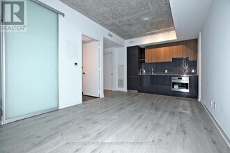 161-161 Roehampton Ave in Toronto, ON - Building Photo - Building Photo