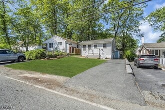 406 Brooklyn Mountain Rd in Hopatcong, NJ - Building Photo - Building Photo