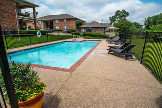 Crestwood Apartments in Azle, TX - Foto de edificio - Building Photo