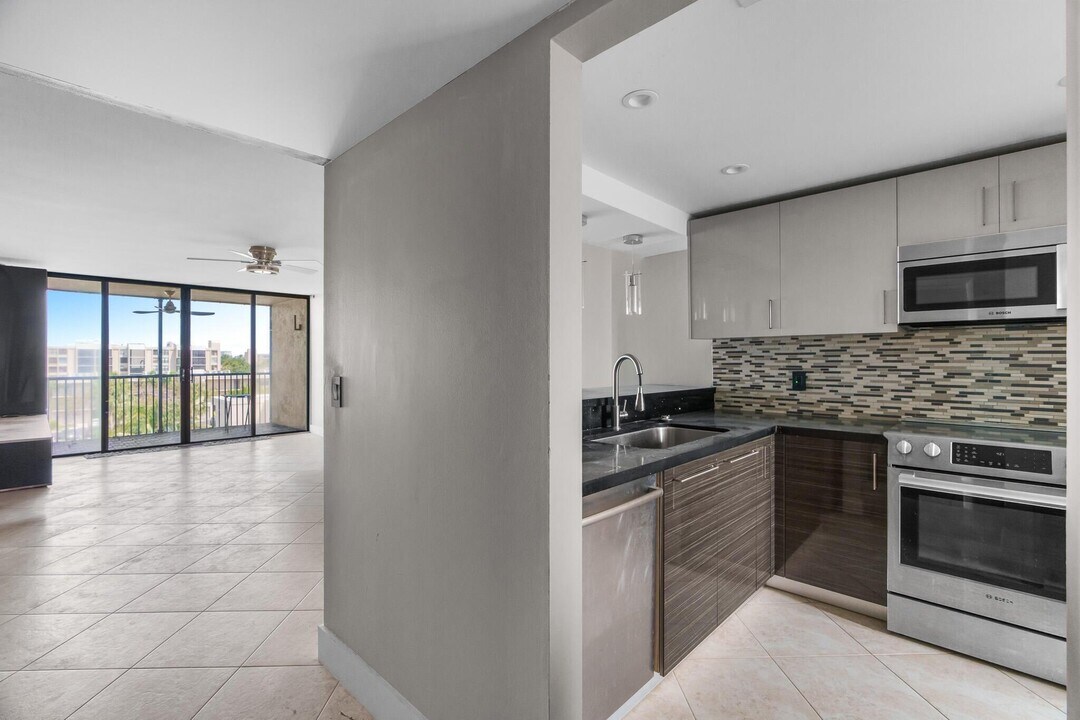 17 Royal Palm Way in Boca Raton, FL - Building Photo