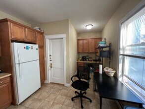 223 Holland St, Unit 1 in Somerville, MA - Foto de edificio - Building Photo