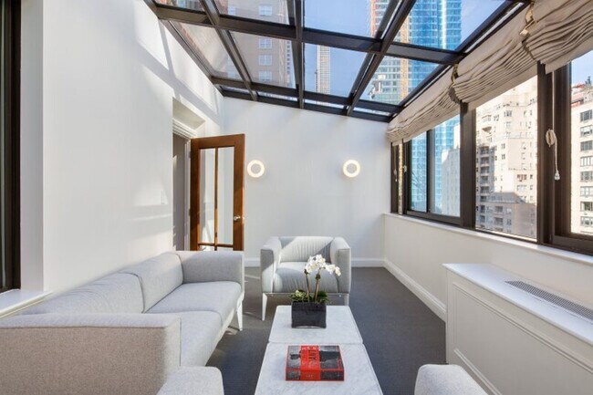330 E 56th St in New York, NY - Foto de edificio - Building Photo