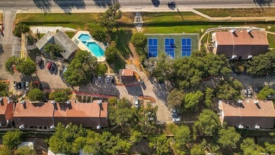 Centennial Place Apartments in Austin, TX - Foto de edificio - Building Photo