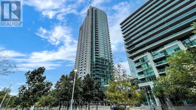 215-215 Fort York Blvd