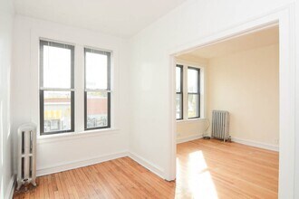 2704 N Sawyer Ave in Chicago, IL - Building Photo - Building Photo