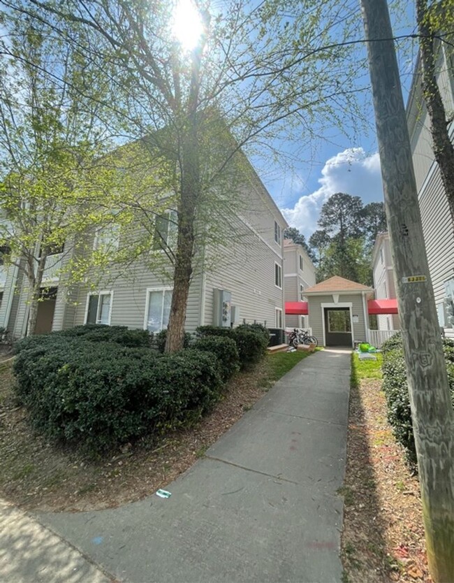 1321 Crab Orchard Dr in Raleigh, NC - Foto de edificio - Building Photo