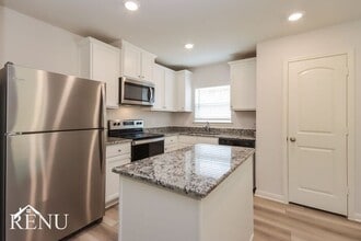 10478 Sweetwater Creek Dr in Cleveland, TX - Building Photo - Building Photo