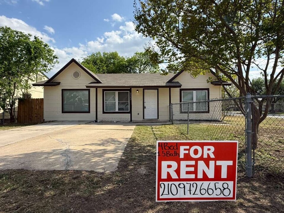 5542 Snow Fox Dr in San Antonio, TX - Building Photo