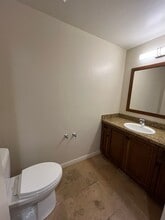 3880 State St in Santa Barbara, CA - Foto de edificio - Building Photo