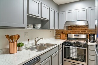 Chateau Apartments in Carrboro, NC - Foto de edificio - Building Photo