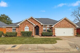 1401 Danielle Dr in Bedford, TX - Building Photo